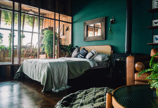 Desain kamar dengan elemen tanaman hijau